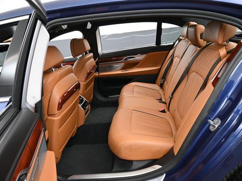 Used 2022 BMW ALPINA B7 xDrive w/ Luxury Rear Seating Package image 29