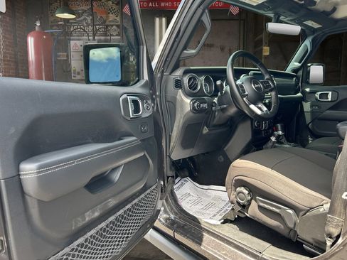 Used 2021 Jeep Gladiator Overland AWD/4WD image 16