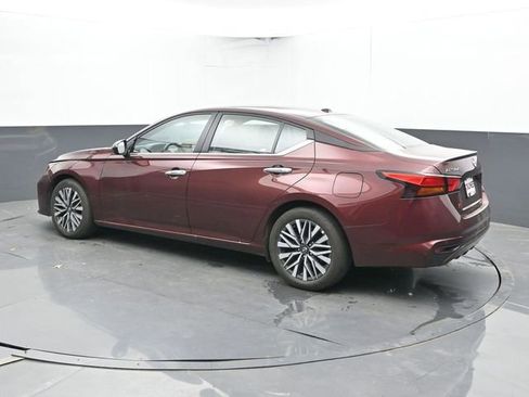 Used 2025 Nissan Altima 2.5 SV FWD image 8