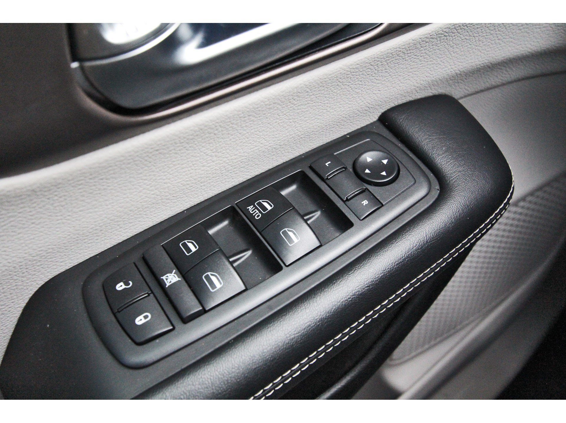 Used 2020 Chrysler Voyager L FWD image 24