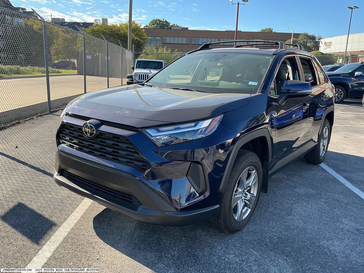 Used 2025 Toyota RAV4 XLE AWD/4WD image 3