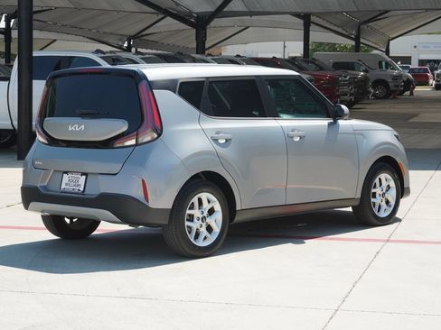 Used 2023 Kia Soul LX w/ LX Technology Package FWD image 5
