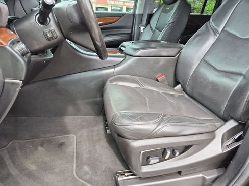 Used 2019 Cadillac Escalade ESV 2WD image 16