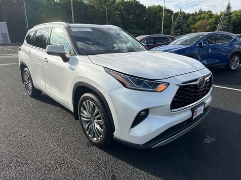 Certified 2021 Toyota Highlander Platinum AWD/4WD image 3