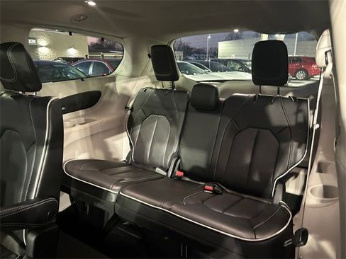 Used 2023 Chrysler Pacifica Limited image 23
