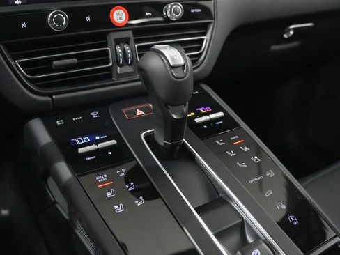 Certified 2026 Porsche Macan AWD/4WD image 30