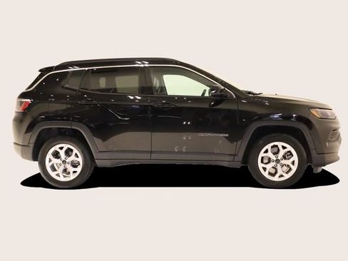 Used 2025 Jeep Compass Latitude AWD/4WD image 4