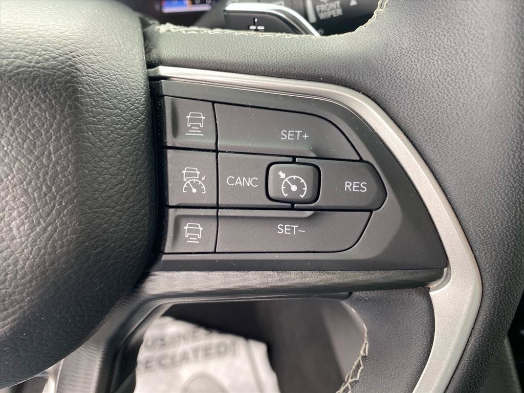 Used 2023 Jeep Grand Cherokee Laredo AWD/4WD image 15