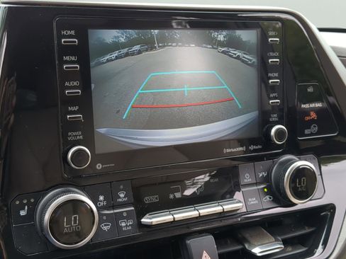 Used 2021 Toyota Highlander XLE FWD image 11