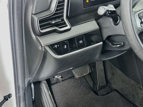 Used 2025 Kia Sportage LX FWD image 16