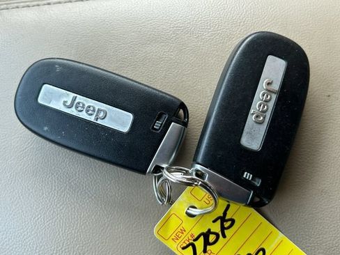 Used 2021 Jeep Grand Cherokee Laredo AWD/4WD image 36