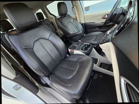 Used 2018 Chrysler Pacifica Touring-L image 25
