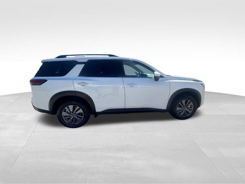 Used 2025 Nissan Pathfinder SV image 3