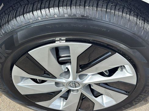 Used 2025 Nissan Altima 2.5 S FWD image 11