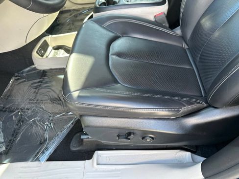 Used 2023 Chrysler Pacifica Touring-L AWD/4WD image 24