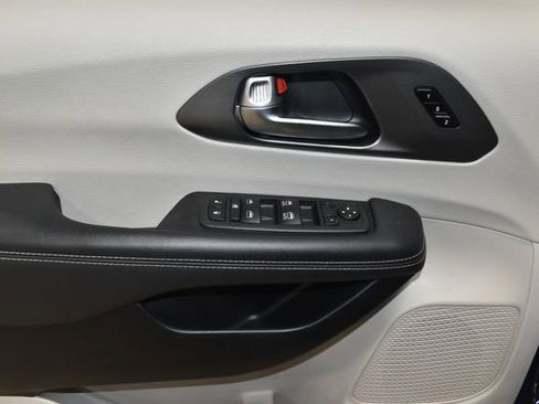 Used 2023 Chrysler Pacifica Touring-L FWD image 28