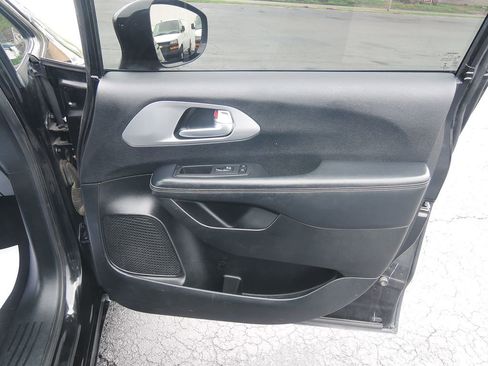 Used 2018 Chrysler Pacifica Touring-L w/ S Appearance Package FWD image 39
