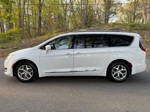 Used 2017 Chrysler Pacifica Touring-L Plus w/ Tire & Wheel Group FWD image 10
