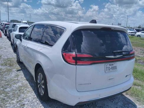 Used 2024 Chrysler Pacifica Limited FWD image 2
