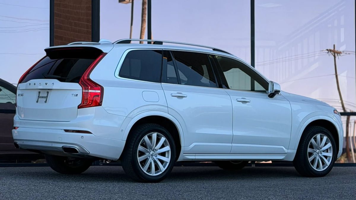 Used 2016 Volvo XC90 T6 Momentum w/ Momentum Plus Package AWD/4WD image 16