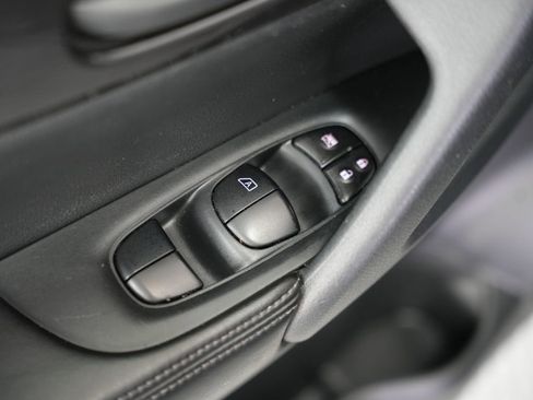 Used 2020 Nissan Rogue S FWD image 41