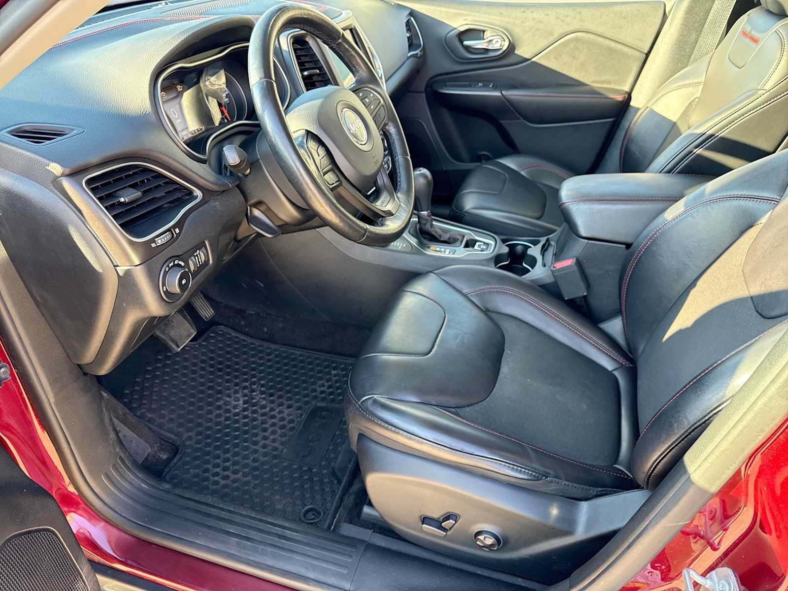 Used 2019 Jeep Cherokee Trailhawk w/ Cold Weather Group AWD/4WD image 15