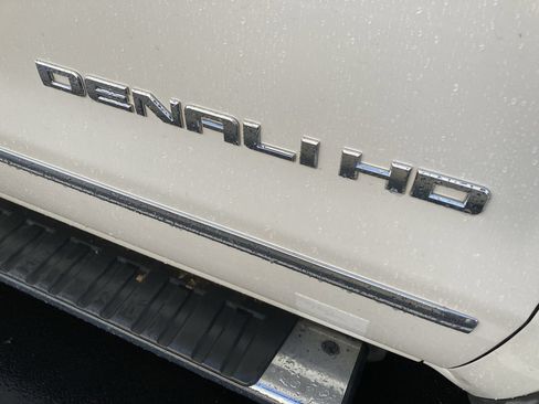 Used 2019 GMC Sierra 2500 Denali w/ Duramax Plus Package AWD/4WD image 11