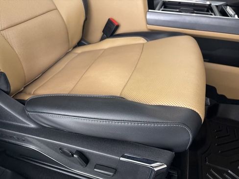 Used 2024 Ford F250 Lariat w/ Chrome Package image 28