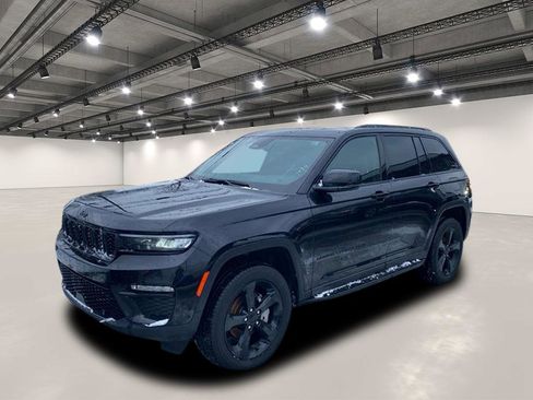 Used 2024 Jeep Grand Cherokee Limited w/ Luxury Tech Group II image 2