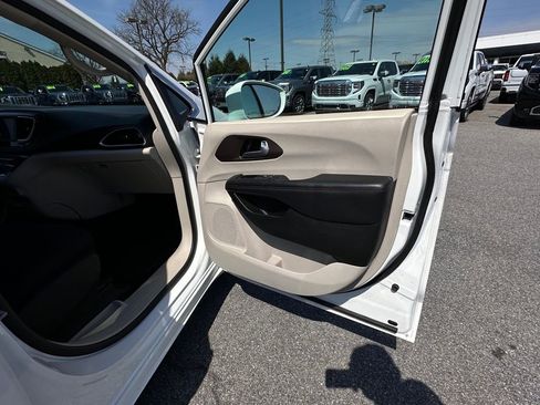 Used 2018 Chrysler Pacifica Touring Plus FWD image 15