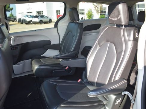 Used 2024 Chrysler Pacifica Touring-L FWD image 15