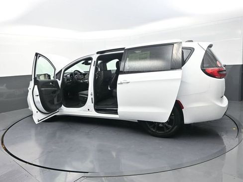 New 2026 Chrysler Pacifica Select image 31