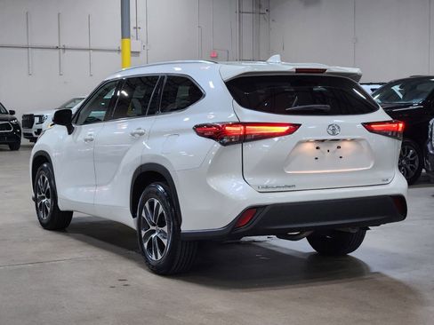 Used 2021 Toyota Highlander XLE FWD image 11