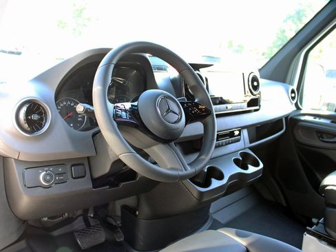 Used 2025 Mercedes-Benz Sprinter 2500 image 11