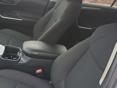 Used 2022 Toyota RAV4 LE image 2