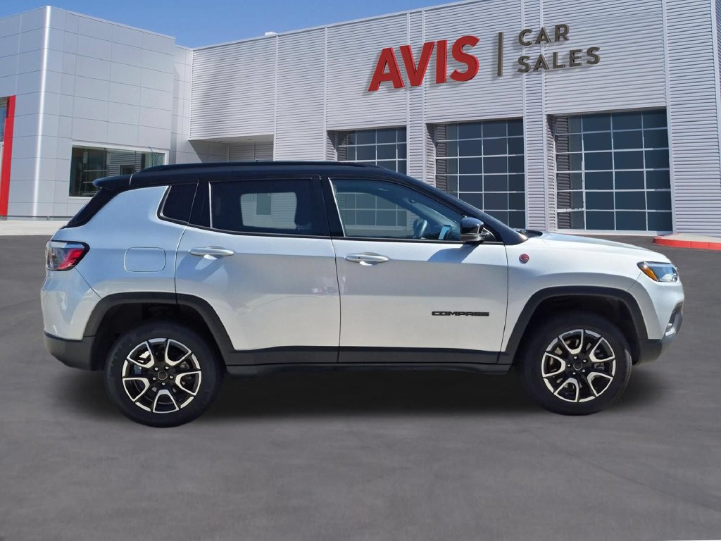Used 2025 Jeep Compass Trailhawk AWD/4WD image 4