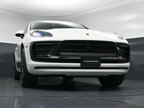 Used 2025 Porsche Macan AWD/4WD image 27