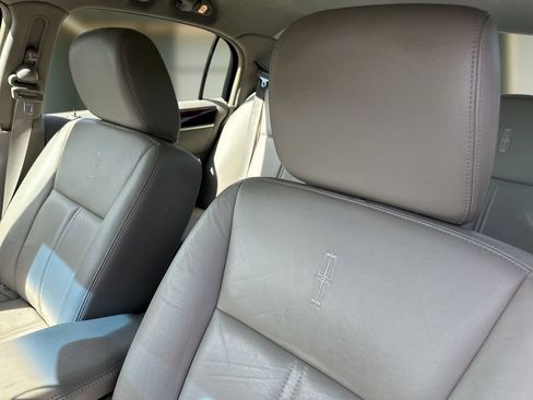 Used 2011 Lincoln Town Car Signature Limited RWD image 13