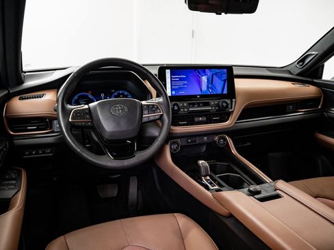 Used 2024 Toyota Grand Highlander AWD Hybrid image 4