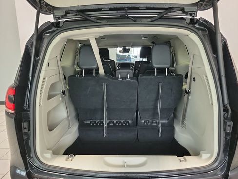 Used 2022 Chrysler Pacifica Touring-L AWD/4WD image 16
