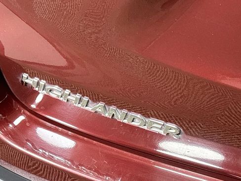 Used 2019 Toyota Highlander XLE AWD/4WD image 24