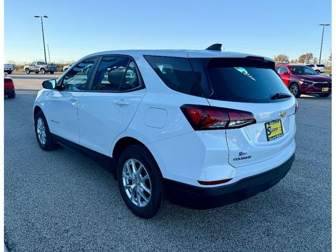 Used 2022 Chevrolet Equinox LS image 2