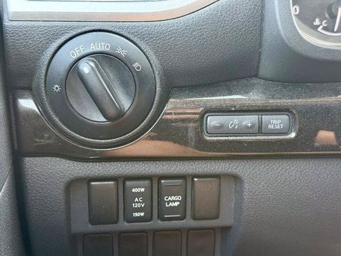 Used 2018 Nissan Titan SV w/ SV Convenience Package AWD/4WD image 19