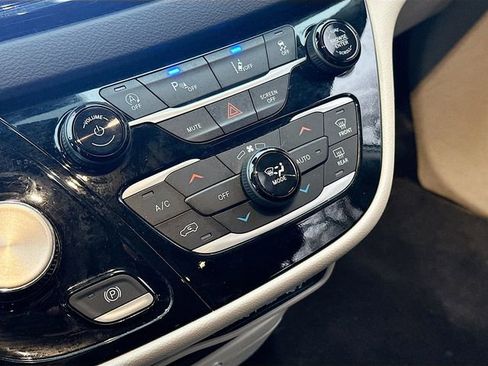 Used 2023 Chrysler Pacifica Touring-L image 16