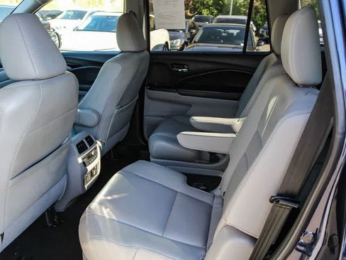 Used 2019 Honda Pilot Touring image 17