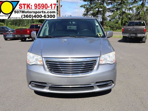 Used 2013 Chrysler Town & Country Touring FWD image 12