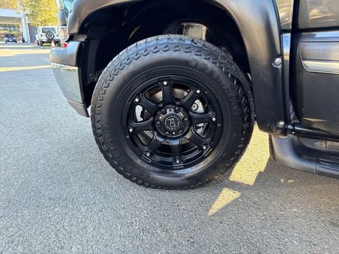 Used 2006 Chevrolet Suburban LT w/ Preferred Equipment Group image 29