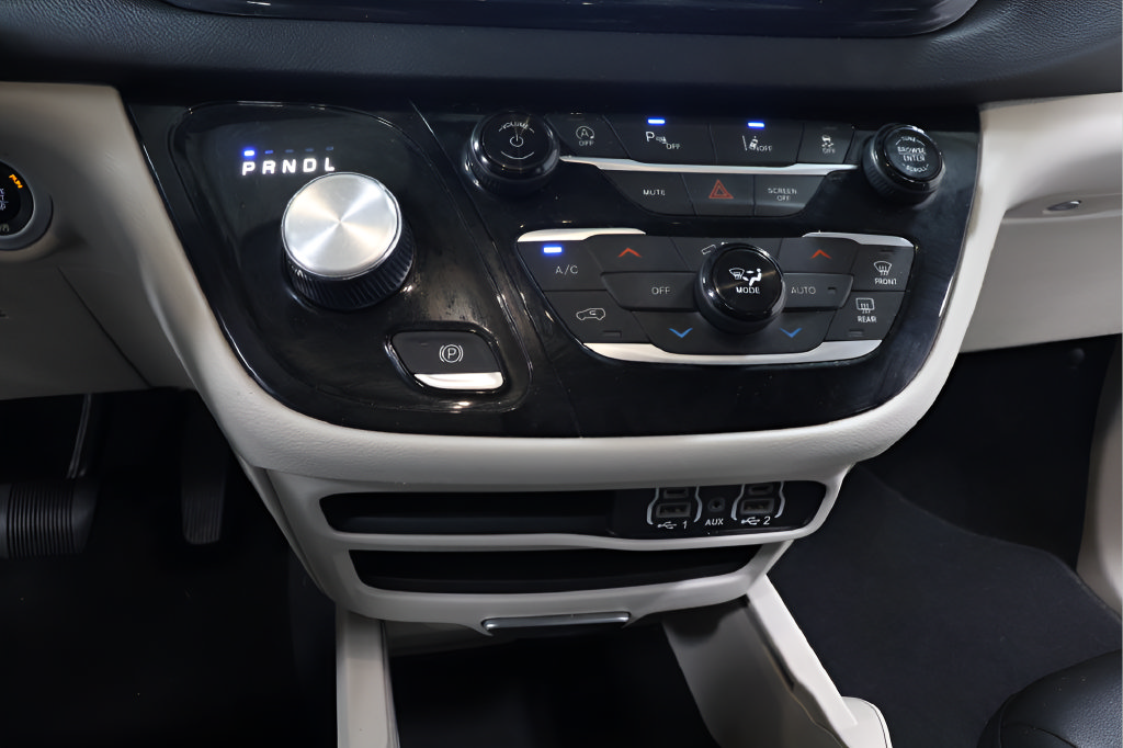 Used 2024 Chrysler Pacifica Touring-L FWD image 8