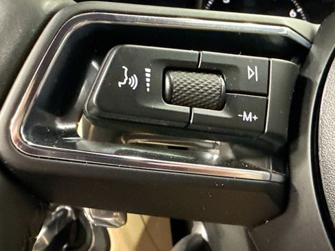 Certified 2022 Porsche Macan image 36