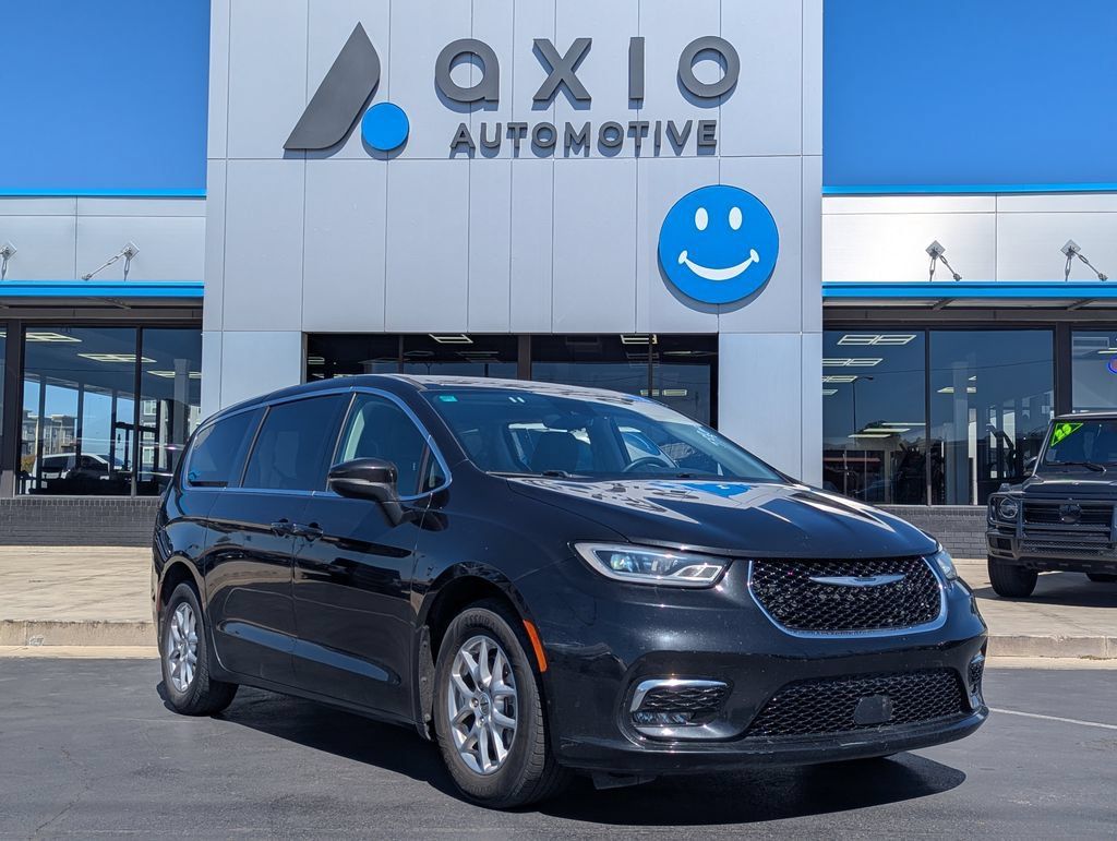 Used 2023 Chrysler Pacifica Touring-L FWD image 1